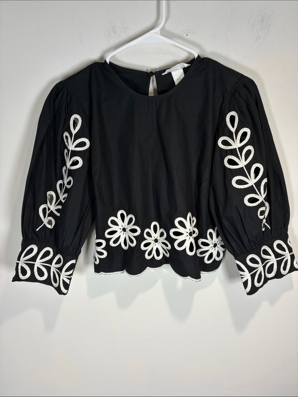 H&M Black Embroidered Eyelet Floral Puff Sleeve Crop Top Medium NWT - Picture 2 of 11